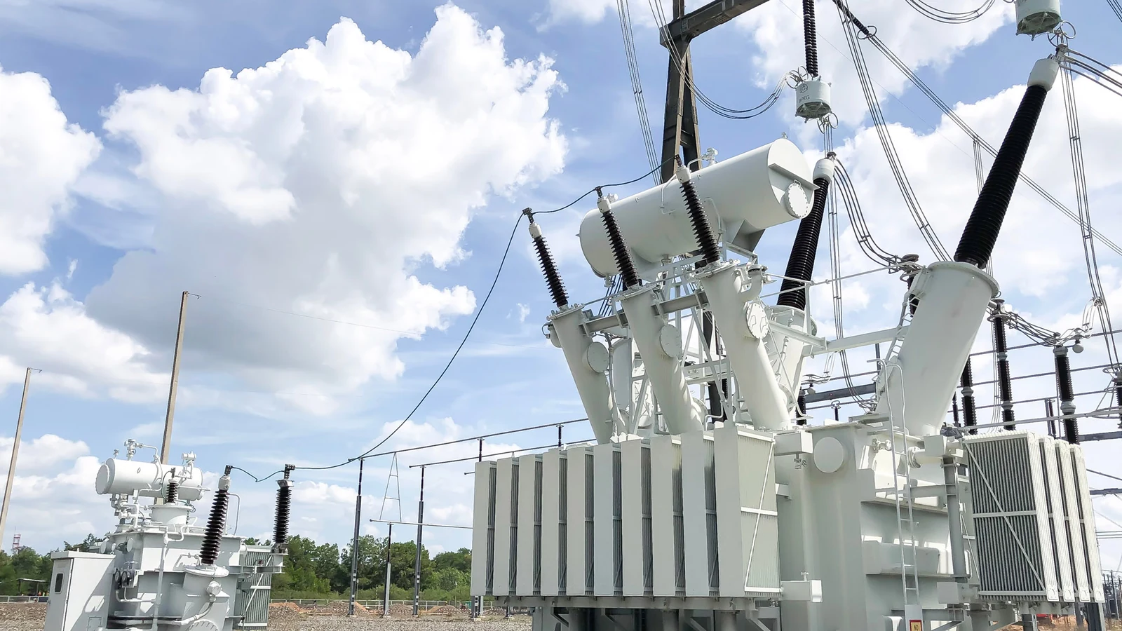 Electrical distribution equipment in an outdoor power installation